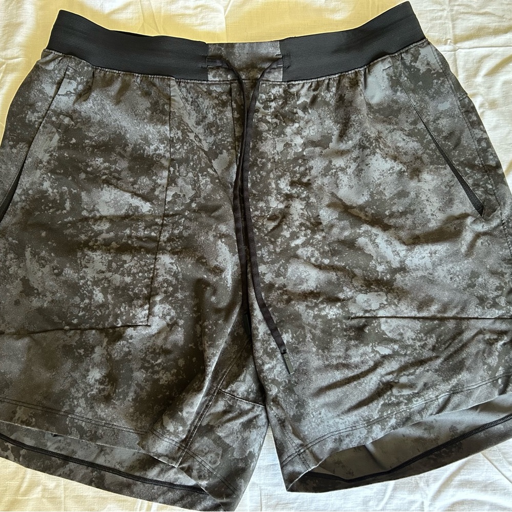 Lululemon Athletica Pace Breaker 7” Lined Men's Black/Gray Camouflage Shorts